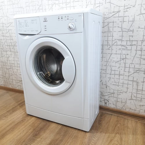 Indesit WIUN81(CSI) (2)